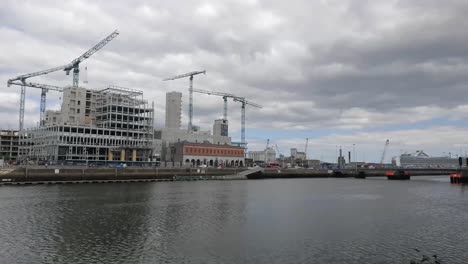 Toma-Panorámica-En-Dublín-De-Trabajos-De-Construcción-En-Los-Tiempos-De-Auge-De-2019-En-Los-Docklands