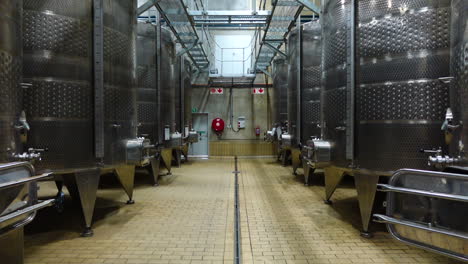 Stainless-steel-wine-tanks-for-maturing-wine