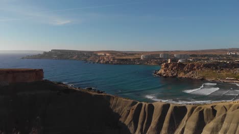 Luftaufnahme:-Wunderschöne-Küste-Von-Malta-Mit-Felsformationen-Neben-Der-Bucht-Von-Gajn-Tuffieha