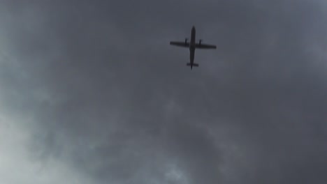 Flugzeug,-Das-Oben-In-Einem-Dunklen-Bewölkten-Himmel-Fliegt