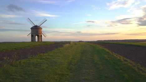 Panoramaaufnahme-Der-Windmühle-Von-Chesterton,-Einer-Alten-Windmühle-Aus-Stein,-In-Einem-Feld-An-Einem-Sommerabend-Bei-Sonnenuntergang,-In-Der-Nähe-Von-Leamington-Spa,-Warwickshire,-England