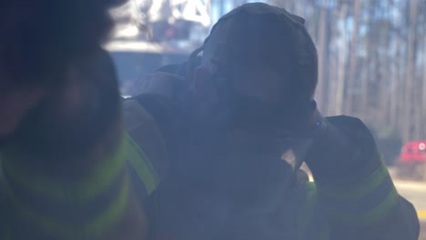 Feuerwehrmann-Setzt-Eine-Sauerstoffmaske-Auf,-Damit-Er-Atmen-Kann,-Wenn-Er-Mit-Rauch-In-Ein-Brennendes-Gebäude-Geht