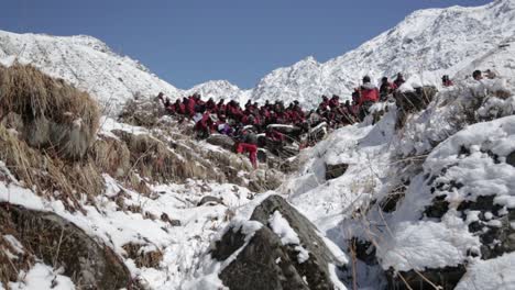 Schöne-Aussicht-Auf-Die-Himalaya-gipfel-Und-Die-Himalaya-bergsteiger,-Die-In-Der-Mitte-Sitzen