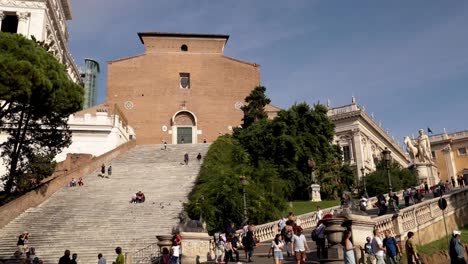 Kirche-Von-Santa-Maria-Auf-Einer-Langen-Treppe-In-Rom,-Italien