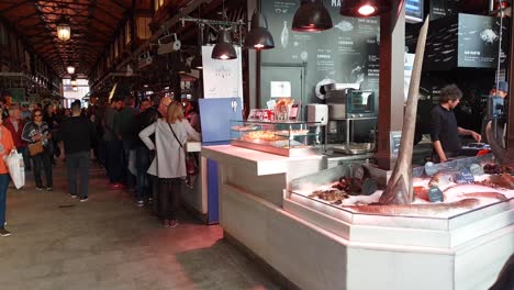 Touristen,-Die-Fleischschinken-Auf-Dem-Markt-Von-San-Miguel-In-Madrid-Genießen