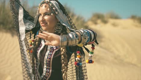 Zigeunerin-Lächelt-In-Der-Wüste
