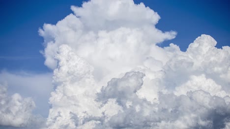 Cumulus-Wolken,-Die-In-Zeitraffer-Detailansicht-Aufsteigen