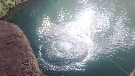 Das-Schwimmen-In-Einer-Cenote-Ist-Eine-Der-Größten-Befriedigungen,-Die-Man-Im-Leben-Haben-Kann