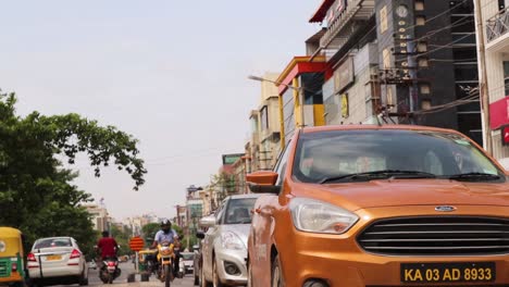 Vista-De-ángulo-Bajo-Del-Tráfico-Urbano-Ligero-En-Movimiento-Bengaluru,-India