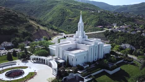 Drone-Shot-slowly-and-smoothly-circling-the-Bountiful-Temple-on-a-Sunny-Day