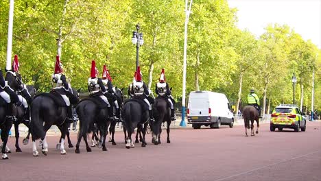 British-Royal-guards-perform-the-Changing-of-the-Guard-in-Buckingham-Palace