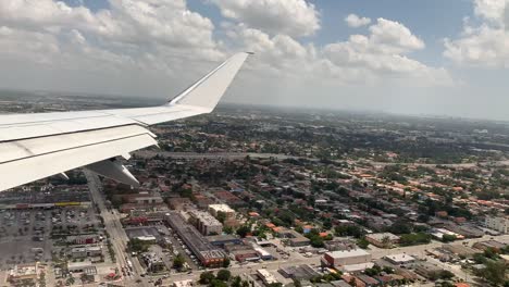 Dies-Ist-Ein-Zeitraffer-Einer-Flugzeuglandung-In-Miami,-Florida