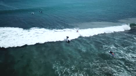 Drohnenschuss-Nach-Zwei-Surfern-Am-Strand-Von-Padang-Padang-Auf-Bali,-Indonesien