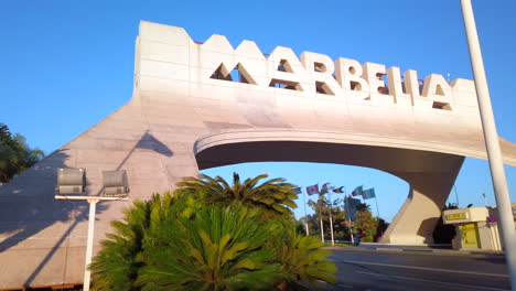 Bewegliche-Ansicht-Des-Marbella-Bogenzeichens-Bei-Sonnenuntergang,-Aufnahme-In-4k,-Marbella-Zeichen