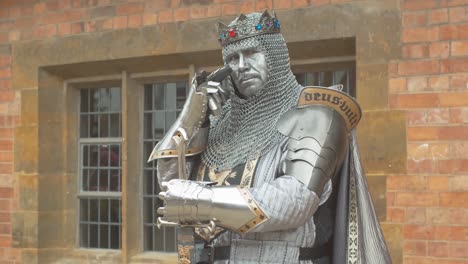 Mittelalterlicher-Ritter-In-Rüstung-In-Der-Stadt-Stratford-Upon-Avon,-Warwickshire,-England