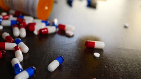 Ein-Drogensüchtiger-Schüttet-Verschreibungspflichtige-Schmerzmittel,-Betäubungsmittel-Und-Medikamente-Aus,-Um-Hektisch-High-Zu-Werden