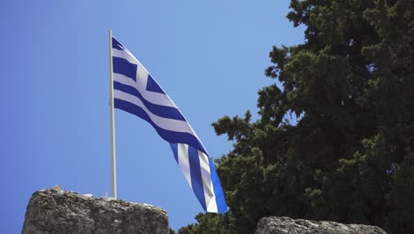 Die-Griechische-Nationalflagge-Weht-An-Einem-Schönen-Sommertag-Bei-Starkem-Wind