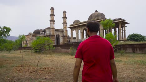 Hombre-Explorando-La-Mezquita-Kevada-Es-Una-Mezquita-En-Champaner,-Estado-De-Gujarat