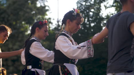 Bulgarien:-Menschen-In-Traditioneller-Kleidung-Reichen-Sich-Auf-Einem-öffentlichen-Platz-Die-Hände-Zum-Volkstanz