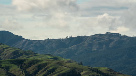 Zeitraffer-Von-Wolken,-Die-über-Die-Hügel-In-Der-Region-Wellington,-Neuseeland,-Ziehen