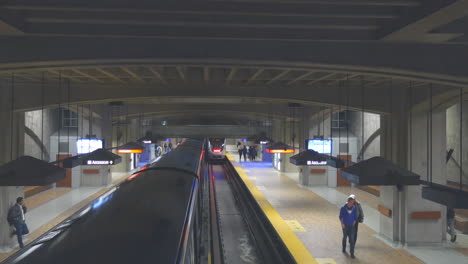 Timelapse-view-of-metro-subway-station-,-train-moves-fast-arrival-and-departure,-people-and-passengers-move-fast,-getting-in-and-getting-out-the-train