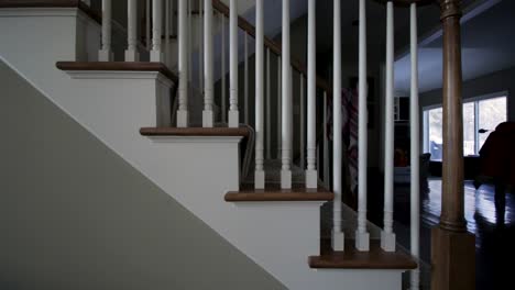 Eine-Reihe-Von-Treppen,-Die-Den-Rahmen-Mit-Schwachem-Licht-Durchschneiden