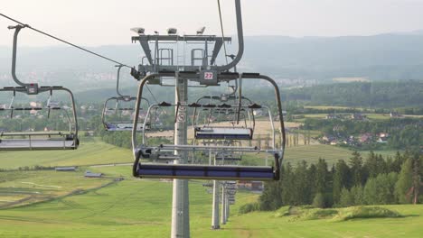 Empty-stopped-chair-lift-during-summer-with-nobody,-medium-shot