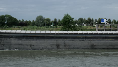 Ultra-Hd-4k-Echtzeit,-Kahnsegel-Des-Flusses-Ijssel-Durch-Brücke-In-Zutphen-Niederlande