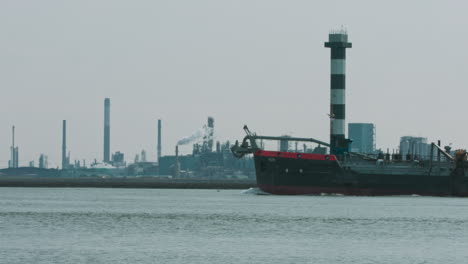 Tanker-entering-the-port-in-Rotterdam