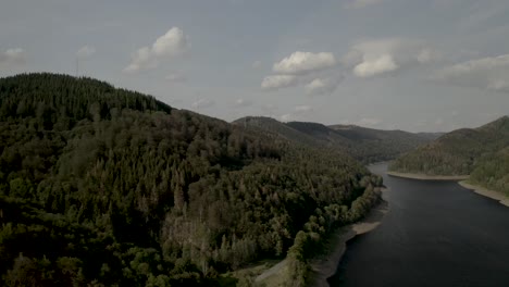 Szenische-Drohnenaufnahme-Eines-Wunderschönen-Sees-Bei-Sonnenuntergang-Im-Nationalpark-Harz,-Deutschland,-Europa