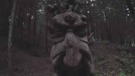 Eine-Aufnahme-Einer-Sehr-Verstörenden-Holzstatue