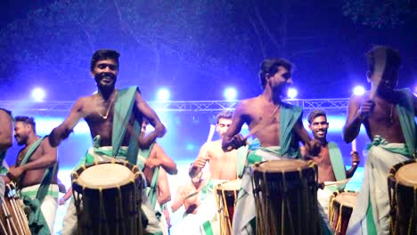 Eine-Gruppe-Von-Künstlern,-Die-Chenda-Melam-singari-Melam-Bei-Einem-Fest-Der-Architekturhochschule-In-Kerala-Aufführten