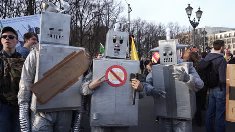 Robots-Bailando-En-La-Protesta-Del-Artículo-13-En-Berlín,-Alemania