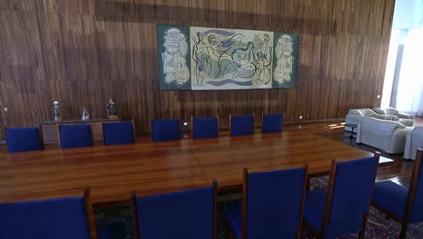 meeting-table-and-Di-Cavalcanti-tapestry-'Musicos'-at-the-State-room-of-Alvorada-Palace