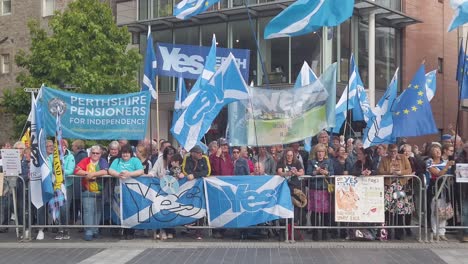 Cámara-Lenta-De-Manifestantes-Escoceses-Y-Sus-Banderas-Fuera-De-La-Sala-De-Conciertos-De-Perth,-Donde-Se-Lleva-A-Cabo-La-Campaña-De-Liderazgo-Tory