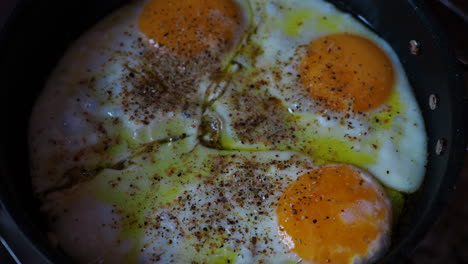 Cocinar-Huevos-Fritos-En-Una-Sartén-Con-Especias