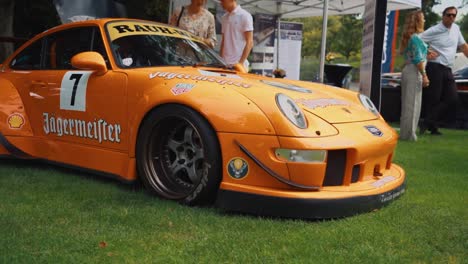 Porsche-Construido-A-Término-Naranja-En-Bruto-Estacionado-En-Una-Exhibición-De-Autos-De-Lujo
