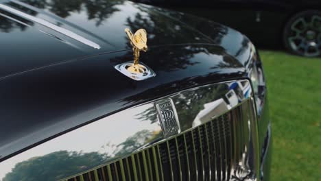 Acercamiento-Al-Emblema-Del-Logotipo-De-Rolls-Royce-Y-Al-Adorno-Del-Capó