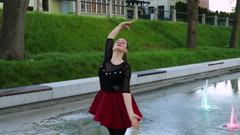 Nahaufnahme-Einer-Atemberaubenden-Tänzerin,-Die-Im-Park-Neben-Einem-Springbrunnen-Tanzt