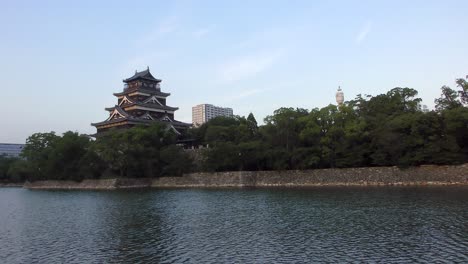 Eine-Allgemeine-Ansicht-Der-Burg-Hiroshima-Am-Ufer-Des-Flusses-Otagawa,-Im-Sommer