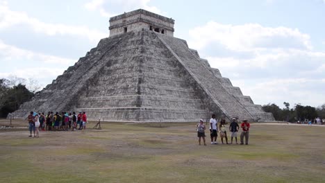 Turistas-Que-Visitan-El-Castillo-,-Domina-El-Centro-Del-Sitio-Arqueológico-De-Chichén-Itzá
