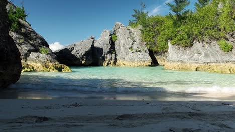 Ein-Schöner-Schatten-Und-Ruhiges,-Klares-Blaues-Wasser-In-Jobson&#39;s-Cove,-Bermuda