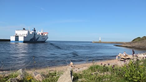 Ferry-Shetland-Saliendo-De-La-Boca-Del-Puerto-De-Aberdeen