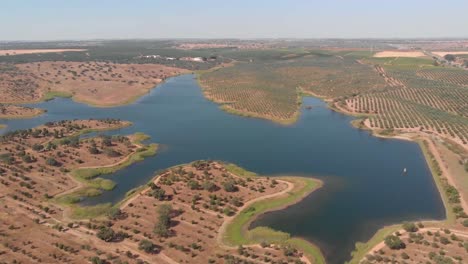 Luftaufnahme-Des-Natürlichen-Sees-Mit-Schöner-Wüstenlandschaft-Während-Des-Sonnigen-Tages-In-Beja,-Portugal