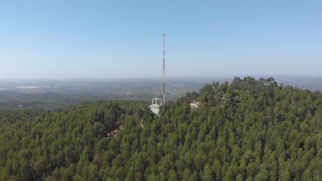 Vista-Aérea-Del-Mástil-De-Radio-En-La-Parte-Superior-Del-Paisaje-Montañoso-De-Monchique-Durante-El-Día-Soleado,-Portugal