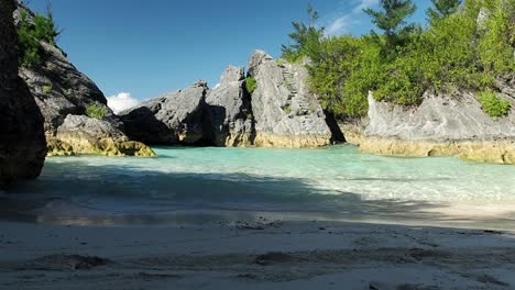 Ein-Schöner-Schatten-Und-Ruhiges,-Klares-Blaues-Wasser-In-Jobson&#39;s-Cove,-Bermuda