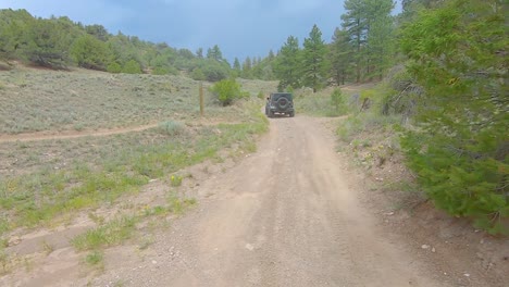 Pov-Folgt-Einem-Jeep-Auf-Einem-Unbefestigten-Geländeweg-Durch-Die-Berge-Von-Colorado