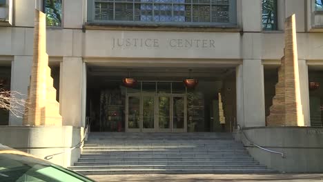 Langsames-Vordringen-In-Das-Justizzentrum-In-Der-Innenstadt-Von-Portland,-Oregon