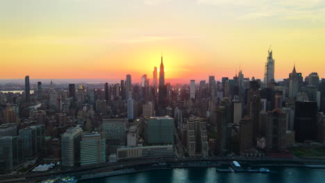 Atemberaubender-Blick-Auf-Das-Empire-State-Building,-Ausgerichtet-Auf-Die-Sonne