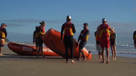 Surf-Rettungs-Lebensretter-Stehen-Und-Umgeben-Die-Aufblasbaren-Rettungsboote-In-Currumbin-Beach,-Gold-Coast,-Australien
